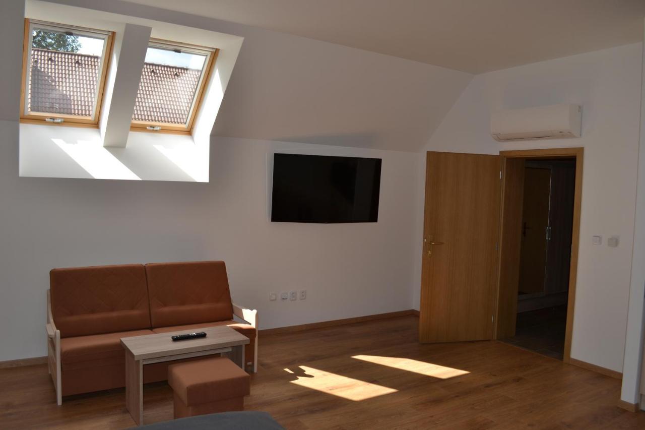 Penzion Nad Oborou Hradec Kralove Bagian luar foto